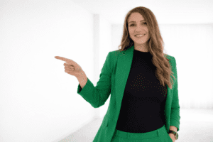 Anne zeigt mit dem Finger nach links